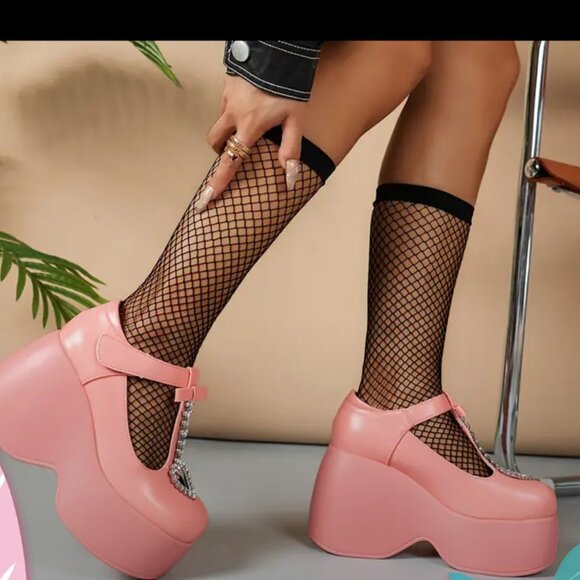 Woman's size 9 pink platform shoes with rhinestone heart embellishments - Picture 9 of 10